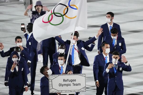 Yusra Mardini và Tachlowini Gabriyesos của Đội tị nạn Olympic giương cờ Olympic trong lễ khai mạc, Nhật Bản - Sputnik Việt Nam
