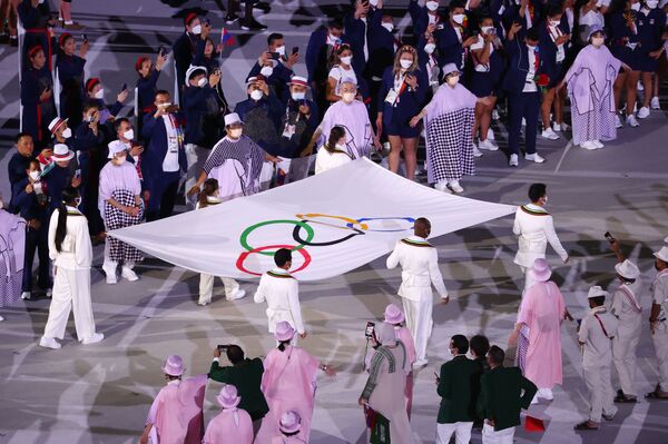 Cờ Olympic đang được đưa ra trong lễ khai mạc Thế vận hội Olympic mùa hè lần thứ XXXII ở Tokyo - Sputnik Việt Nam
