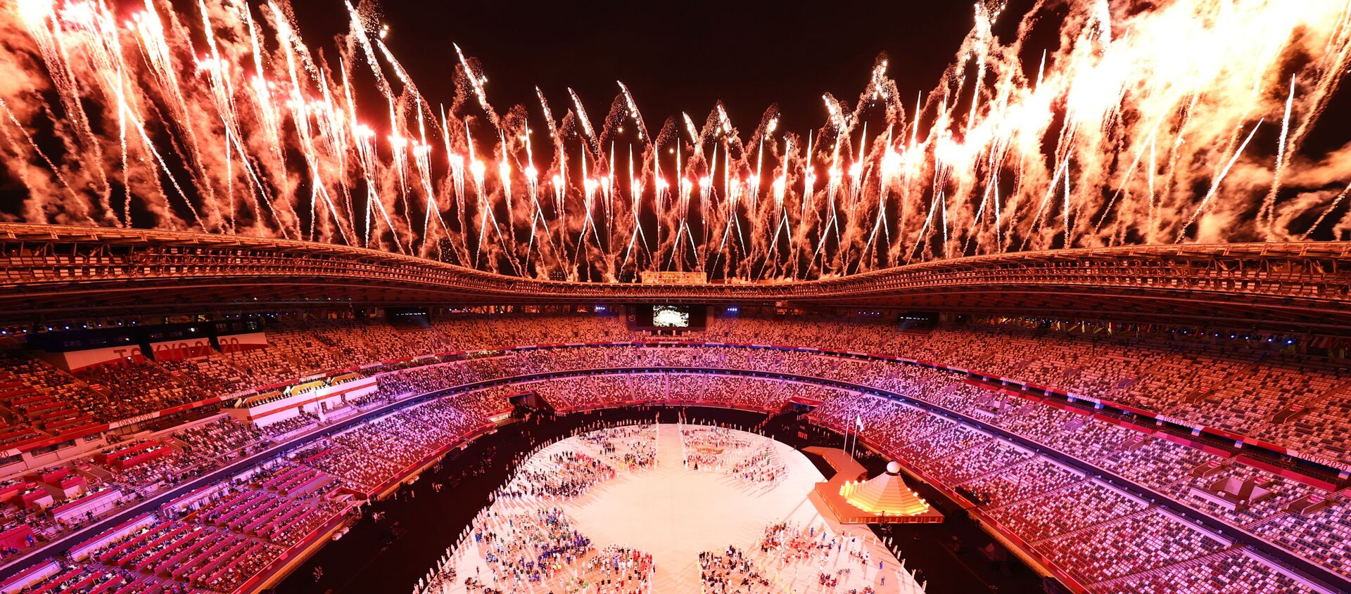Bắn pháo hoa trên Sân vận động Olympic Quốc gia tại lễ khai mạc Thế vận hội Olympic mùa hè lần thứ XXXII ở Tokyo - Sputnik Việt Nam, 1920, 24.07.2021