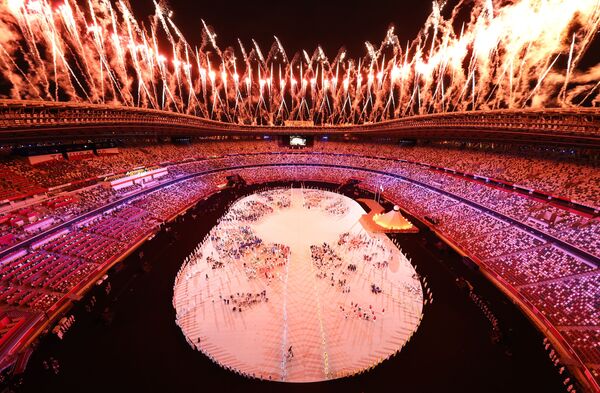Bắn pháo hoa trên Sân vận động Olympic Quốc gia tại lễ khai mạc Thế vận hội Olympic mùa hè lần thứ XXXII ở Tokyo - Sputnik Việt Nam