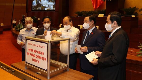 Đại biểu Quốc hội quyên góp ủng hộ Quỹ vaccine phòng, chống dịch COVID–19 - Sputnik Việt Nam