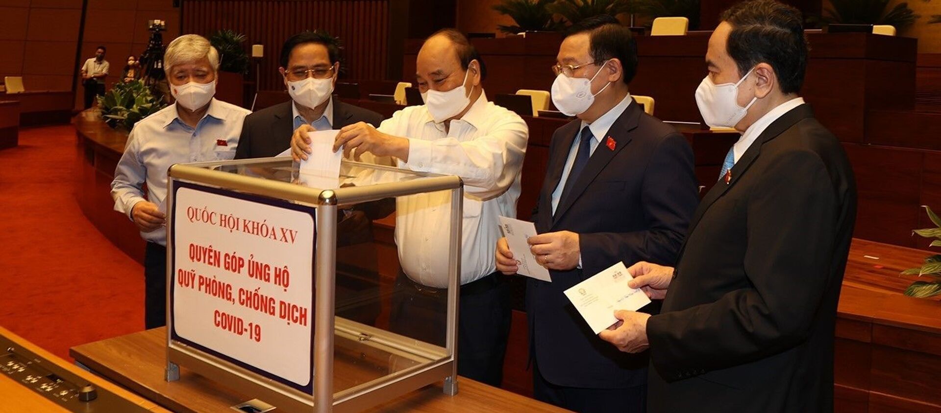 Đại biểu Quốc hội quyên góp ủng hộ Quỹ vaccine phòng, chống dịch COVID–19 - Sputnik Việt Nam, 1920, 24.07.2021