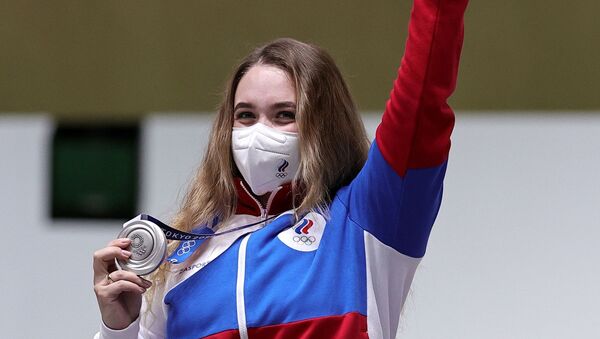 Anastasia Galashina đã giành huy chương đầu tiên cho đội tuyển quốc gia Nga tại Thế vận hội Olympic ở Tokyo, giành huy chương bạc ở môn bắn súng hơi từ 10 mét - Sputnik Việt Nam