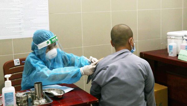 Một chư Ni tình nguyện tham gia hỗ trợ tuyến đầu chống dịch được tiêm vaccine phòng COVID-19 tại Bệnh viện Quận 11 - Sputnik Việt Nam