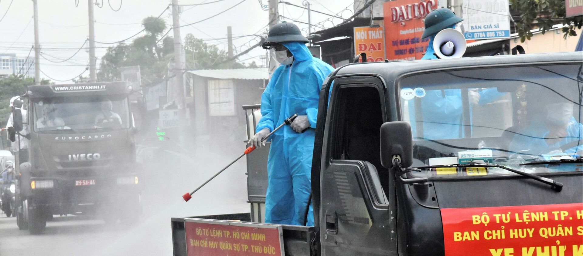 Bộ đội phòng hóa phun khử khuẩn, tiêu độc trên các tuyến đường ở TP Thủ Đức - Sputnik Việt Nam, 1920, 25.07.2021
