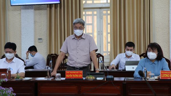 Thứ trưởng Bộ Y tế Nguyễn Trường Sơn phát biểu tại buổi làm việc - Sputnik Việt Nam