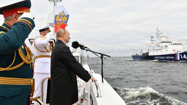 Tổng thống Nga Vladimir Putin phát biểu tại lễ diễu binh kỷ niệm Ngày thành lập Hải quân Nga - Sputnik Việt Nam
