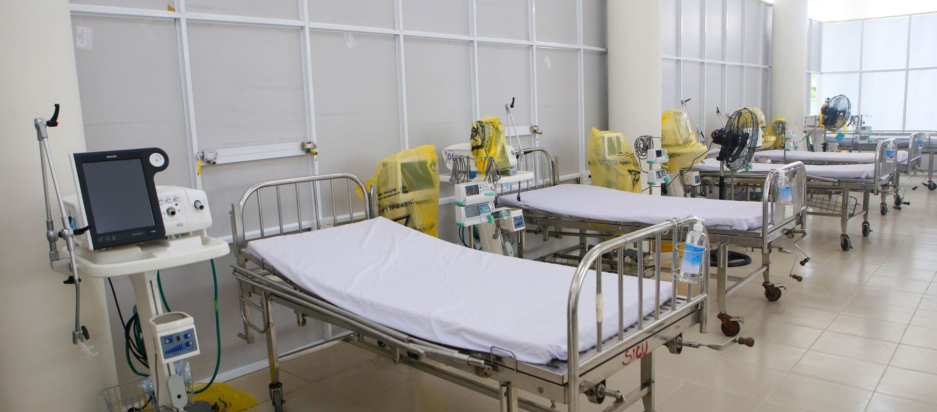 Khu Hồi sức cấp cứu tại bệnh viện dã chiến với các trang bị máy mọc hiện đại - Sputnik Việt Nam, 1920, 17.08.2021