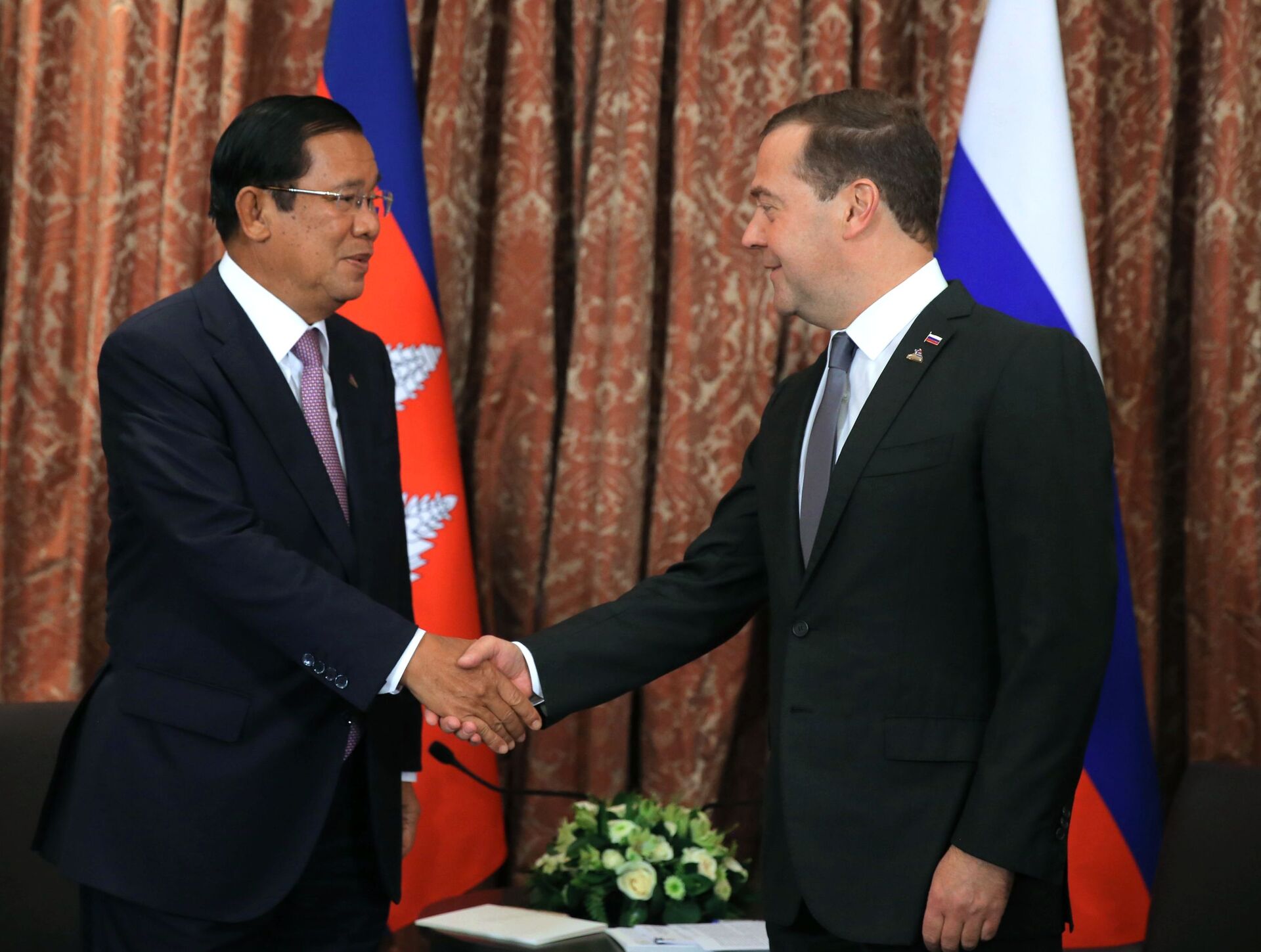 Tổng thống Putin trao tặng Thủ tướng Campuchia Huân chương Hữu nghị - Sputnik Việt Nam, 1920, 26.07.2021