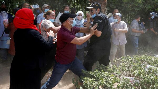 Ẩu đả giữa người biểu tình và viên cảnh sát trong cuộc bạo loạn ở Tunisia - Sputnik Việt Nam