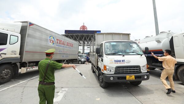 Lực lượng chức năng hướng dẫn các phương tiện quay đầu tại trạm thu phí Pháp Vân – Cầu Giẽ khi thực hiện Chỉ thị 17 của UBND Thành phố - Sputnik Việt Nam