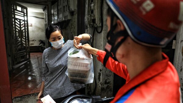 Dịch vụ giao đồ ăn đến tận nhà rất thuận tiện cho người tiêu dùng nhưng không thể tránh được việc tiếp xúc với người mua chính là nguy cơ lây lan dịch bệnh (ảnh tư liệu) - Sputnik Việt Nam