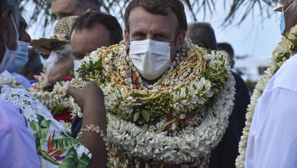 Tổng thống Pháp Emmanuel Macron trong chuyến thăm đảo san hô Manihi, Polynesia thuộc Pháp - Sputnik Việt Nam