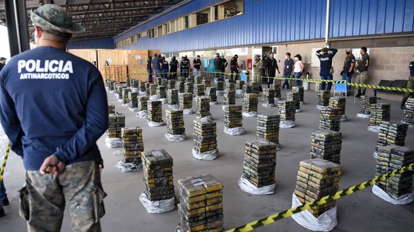 Các nhân viên cảnh sát Paraguay bên lô cocaine 2,3 tấn bị bắt giữ khi chuẩn bị chuyển đến Israel - Sputnik Việt Nam