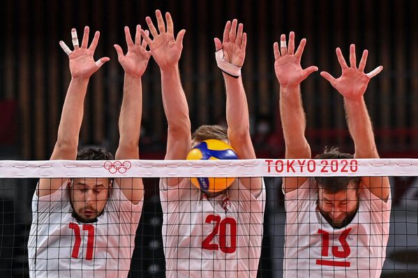 Fabian Drzyzga, Mateusz Bieniek và Michal Kubiak từ Ba Lan cố gắng chặn đợt tấn công trong Thế vận hội 2020 - Sputnik Việt Nam