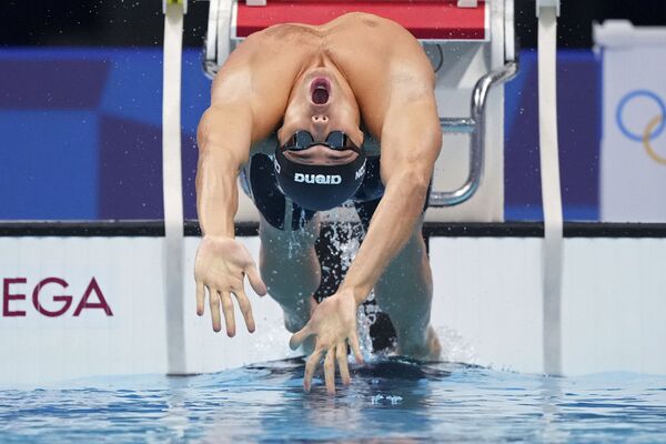 Vận động viên Thomas Ceccon của Ý xuất phát trong trận bán kết 100 m bơi ếch nam tại Thế vận hội mùa hè 2020 - Sputnik Việt Nam