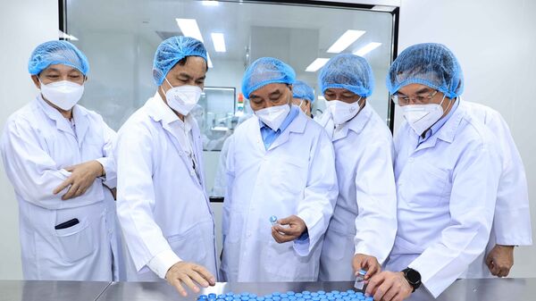 Chủ tịch nước Nguyễn Xuân Phúc thăm và làm việc tại Công ty cổ phần công nghệ sinh học dược Nanogen - Sputnik Việt Nam