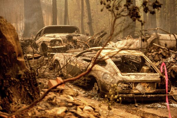 Ô tô sau đám cháy ở khu vực Indian Falls, Plumas County, bang California - Sputnik Việt Nam