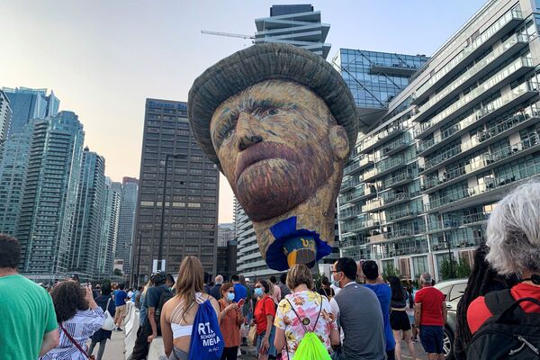 Khinh khí cầu quảng cáo cho triển lãm Van Gogh ở Toronto, Ontario, Canada - Sputnik Việt Nam