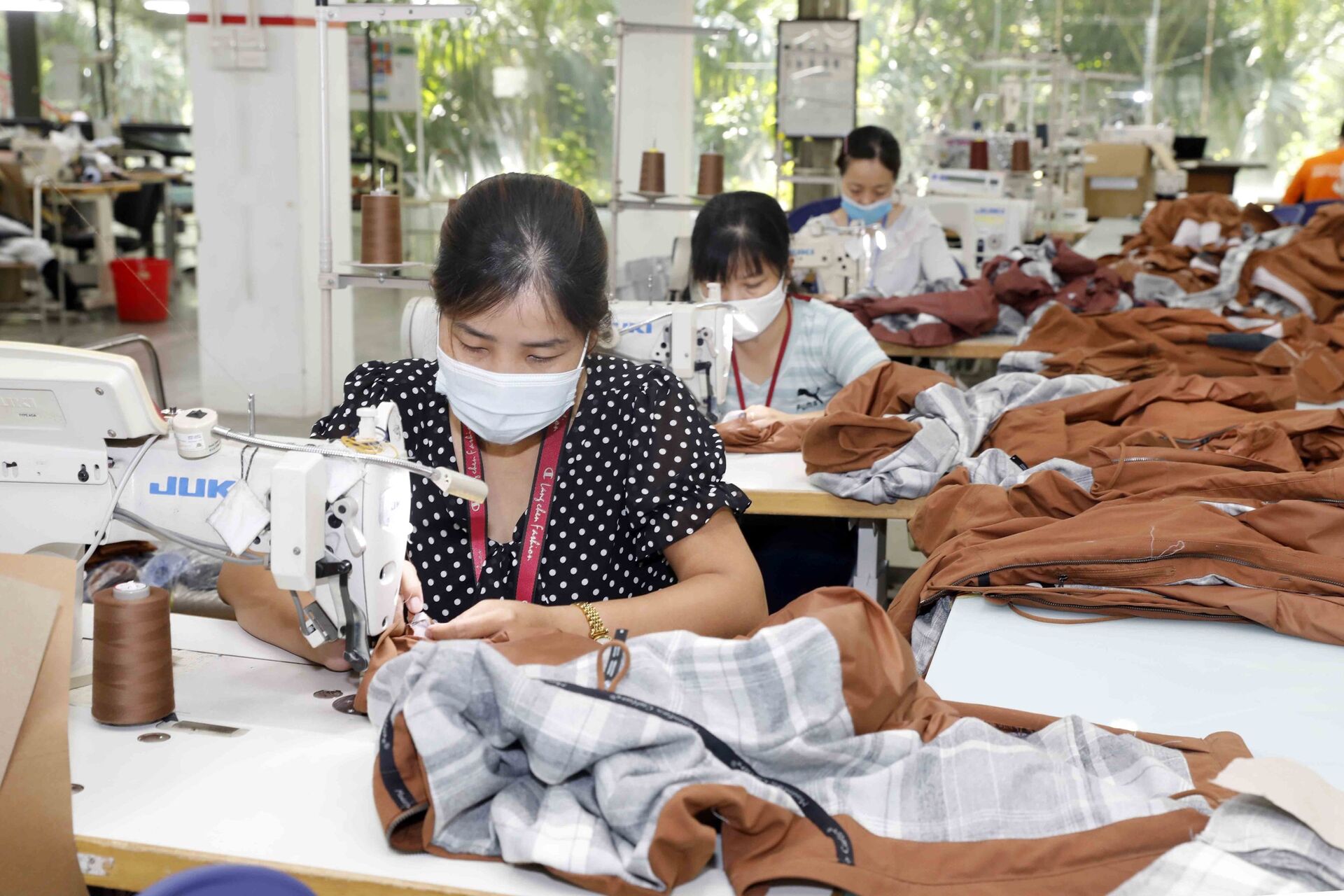 May hàng mẫu cho các hãng thời trang nước ngoài (như Nike, Lululemon, Mountain Hardwer…) tại Công ty Maxport Hạ Đình, Thanh Xuân, Hà Nội - Sputnik Việt Nam, 1920, 05.10.2021