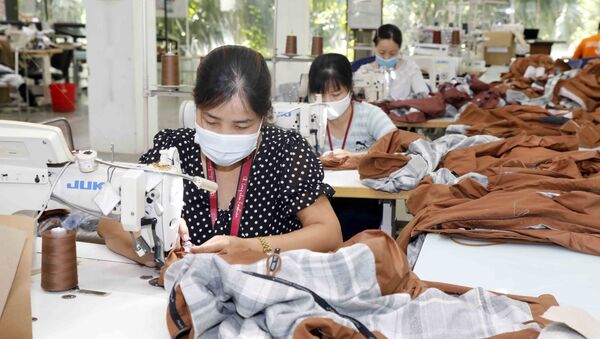 May hàng mẫu cho các hãng thời trang nước ngoài (như Nike, Lululemon, Mountain Hardwer…) tại Công ty Maxport Hạ Đình, Thanh Xuân, Hà Nội - Sputnik Việt Nam