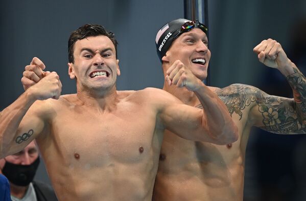 Các thành viên Đội tuyển bơi lội Hoa Kỳ ăn mừng chiến thắng trong nội dung tiếp sức tự do 4 x 100m nam tại Thế vận hội Tokyo - Sputnik Việt Nam