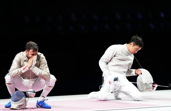 Luigi Samele (Ý) và Kim Jong Hwan (Hàn Quốc) trong trận bán kết đấu kiếm cá nhân nam tại Thế vận hội mùa hè Tokyo - Sputnik Việt Nam