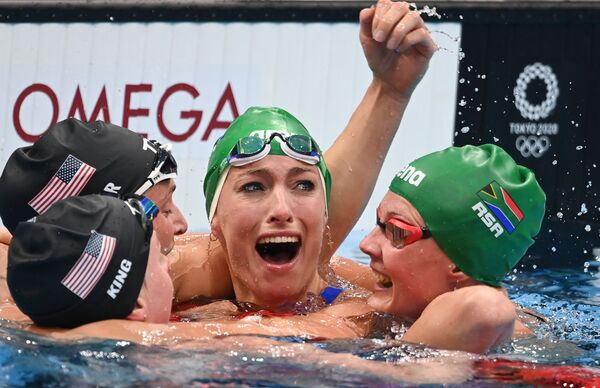 Các vận động viên Hoa Kỳ và Nam Phi sau khi kết thúc vòng chung kết 200 m bơi ếch nữ tại Thế vận hội mùa hè Tokyo - Sputnik Việt Nam
