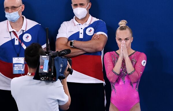 Vận động viên Nga Angelina Melnikova sau khi thi đấu tại Thế vận hội mùa hè XXXII ở Tokyo - Sputnik Việt Nam