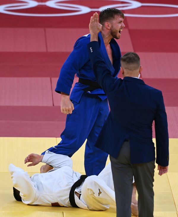 Dominik Russel (Đức), giành chiến thắng trong trận đấu judo trước vận động viên Nga Alan Khubetsov tại Thế vận hội mùa hè XXXII - Sputnik Việt Nam