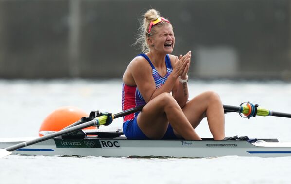 Vận động viên Nga Anna Prakaten sau khi về đích trong cuộc thi chèo thuyền tại Thế vận hội Olympic ở Tokyo - Sputnik Việt Nam