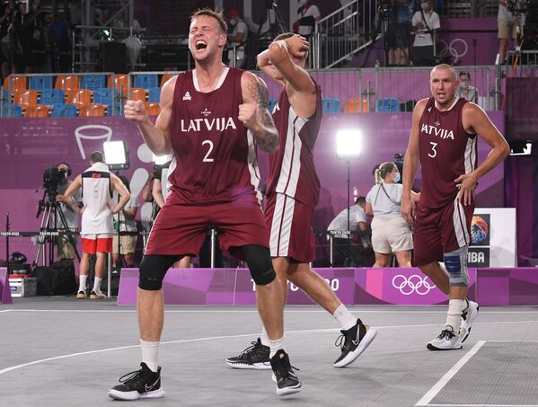 Karlis Lasmanis (Latvia) vui mừng trước chiến thắng trong trận chung kết môn bóng rổ 3x3 m - Sputnik Việt Nam