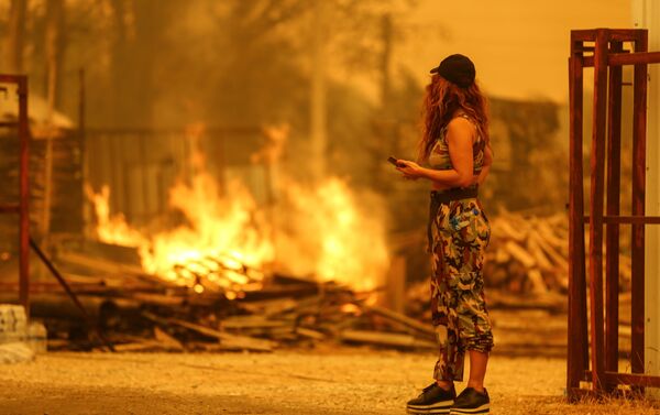 Cô gái nhìn đám cháy ở Managavt, Thổ Nhĩ Kỳ - Sputnik Việt Nam