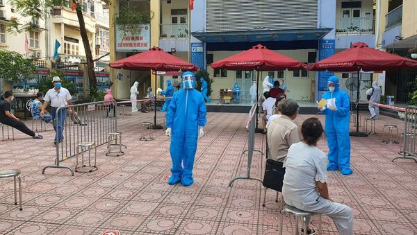 Quận Hai Bà Trưng (Hà Nội) tổ chức xét nghiệm cho người dân ở những khu vực có nguy cơ nhiễm COVID-19 cao - Sputnik Việt Nam