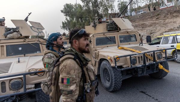 Một đoàn xe của Lực lượng đặc biệt Afghanistan được nhìn thấy trong nhiệm vụ giải cứu một cảnh sát bị bao vây tại một trạm kiểm soát do Taliban bao vây, ở tỉnh Kandahar, Afghanistan, ngày 13 tháng 7 năm 2021 - Sputnik Việt Nam