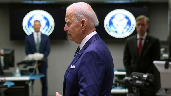 Tổng thống Hoa Kỳ Joe Biden thăm Tầng Giám sát Trung tâm Chống Khủng bố Quốc gia trong chuyến thăm Văn phòng Giám đốc Tình báo Quốc gia ở McLean, Virginia gần đó bên ngoài Washington, Hoa Kỳ, ngày 27 tháng 7 năm 2021 - Sputnik Việt Nam