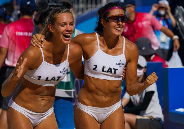 Tina Graudinja và Anastasija Kravchenok (Latvia) ăn mừng chiến thắng trong trận vòng 1/8 môn bóng chuyền bãi biển nữ tại Thế vận hội Olympic mùa hè lần thứ XXXII ở Tokyo - Sputnik Việt Nam