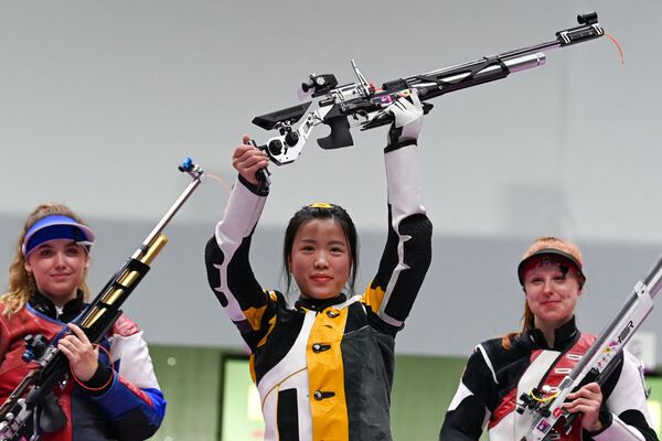 Yang Qian (Trung Quốc) sau khi giành chiến thắng trong trận chung kết bắn súng hơi tại Thế vận hội mùa hè lần thứ XXXII ở Tokyo - Sputnik Việt Nam