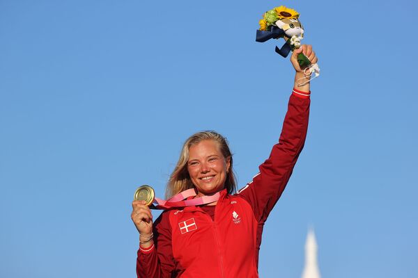 Vận động viên Đan Mạch Anne-Marie Rindom ăn mừng chiến thắng khi đoạt huy chương vàng Olympic ở Tokyo - Sputnik Việt Nam