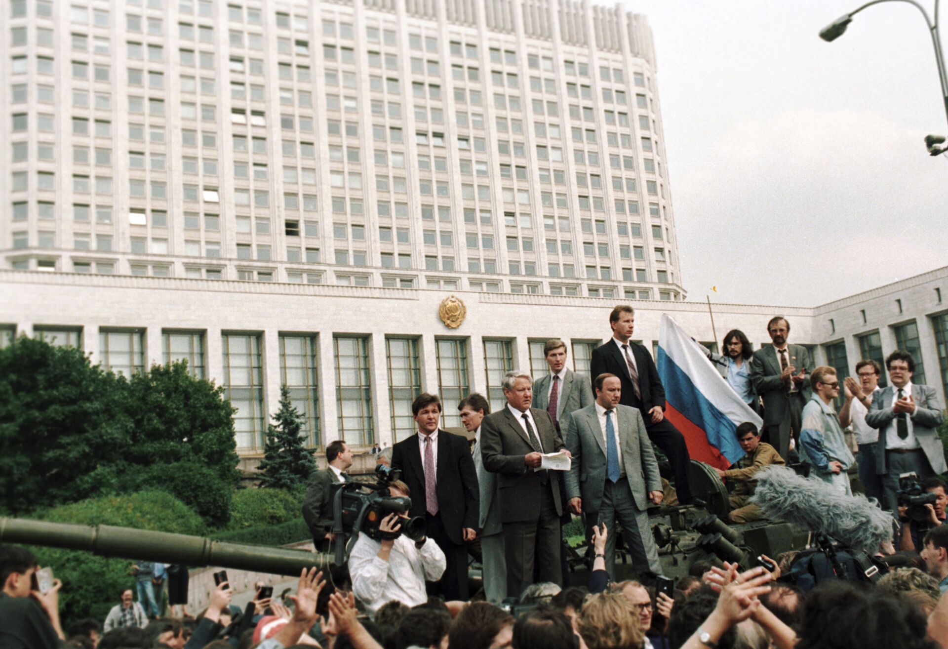 Boris Yeltsin phát biểu bên ngoài tòa nhà của Hội đồng Bộ trưởng của RSFSR trong Cuộc Nổi dậy tháng 8 - Sputnik Việt Nam, 1920, 13.01.2022