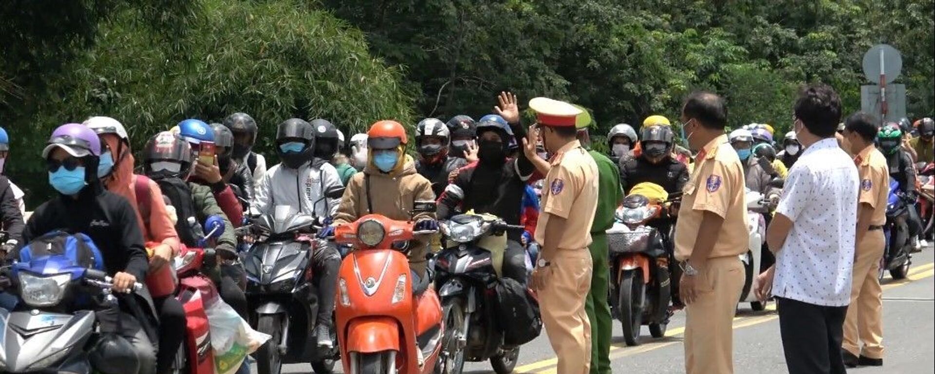 Cảnh sát giao thông Tây Ninh hỗ trợ cho 400 công nhân về quê Đắk Lắk - Sputnik Việt Nam, 1920, 03.08.2021