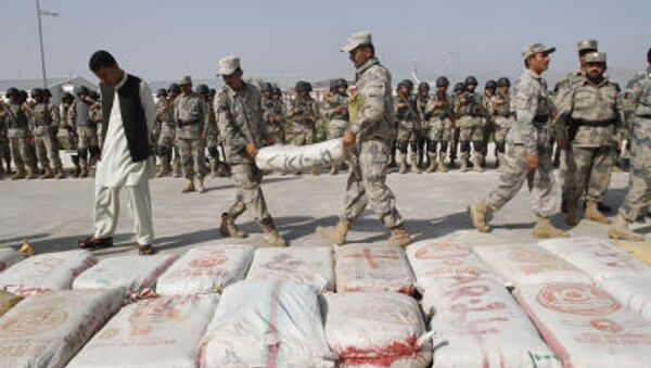 Các nhân viên Cảnh sát Biên giới Afghanistan mang một túi băm đến phần còn lại của số ma túy bị thu giữ tại một đồn cảnh sát ở Jalalabad, Afghanistan. - Sputnik Việt Nam