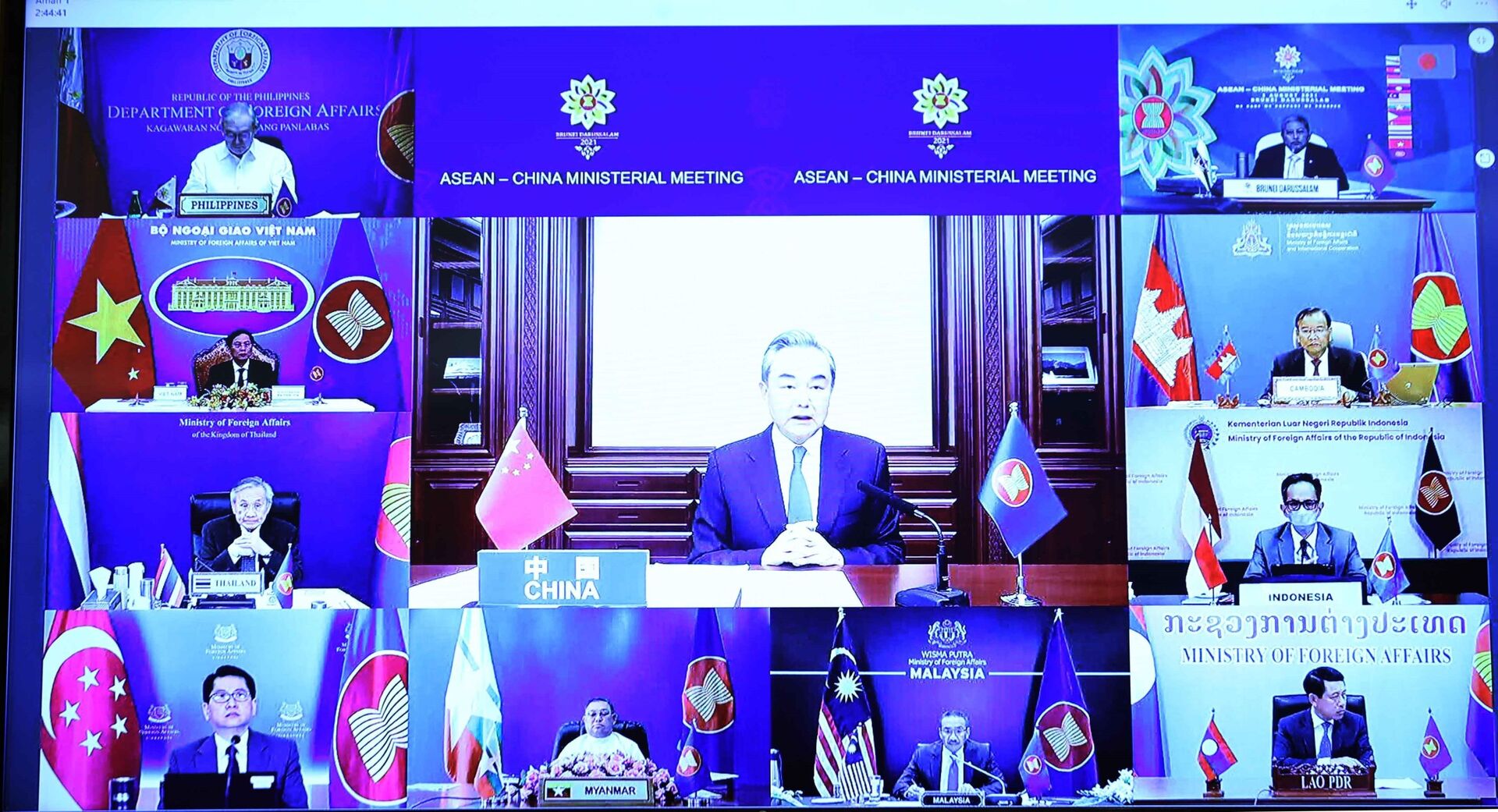 Bộ trưởng Ngoại giao Trung Quốc Vương Nghị phát biểu trực tuyến tại Hội nghị Bộ trưởng Ngoại giao ASEAN – Trung Quốc. - Sputnik Việt Nam, 1920, 05.10.2021