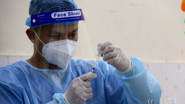 Các y bác sỹ Quận 3 tiêm vaccine phòng COVID-19 cho người trên 65 tuổi tại điểm tiêm trường tiểu học Trần Quốc Thảo. - Sputnik Việt Nam