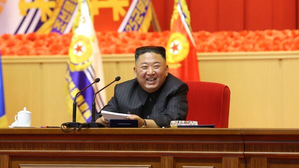 Bức ảnh không ghi ngày tháng này được công bố từ Hãng thông tấn Trung ương Triều Tiên (KCNA) chính thức của Triều Tiên vào ngày 30 tháng 7 năm 2021 cho thấy nhà lãnh đạo Triều Tiên Kim Jong Un đang tham gia Hội thảo đầu tiên của các Chỉ huy và Sĩ quan Chính trị KPA, tại Nhà Văn hóa ngày 25 tháng 4 ở Bình Nhưỡng. - Sputnik Việt Nam