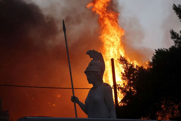 Tượng thần Athena giữa đám cháy rừng ở ngoại ô phía bắc Athens - Sputnik Việt Nam