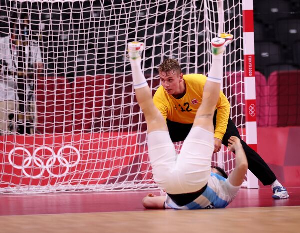 Cầu thủ bóng ném Argentina ngã xuống sàn trước Christian Skinstad Saeveraas của Na Uy tại Thế vận hội Tokyo 2020 - Sputnik Việt Nam