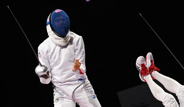 Kiếm sĩ Ý Enrico Garozzo phản ứng trước cú ngã của Koki Kano (Nhật Bản) trong trận đấu kiếm vòng loại cá nhân nam tại Thế vận hội Tokyo 2020 - Sputnik Việt Nam