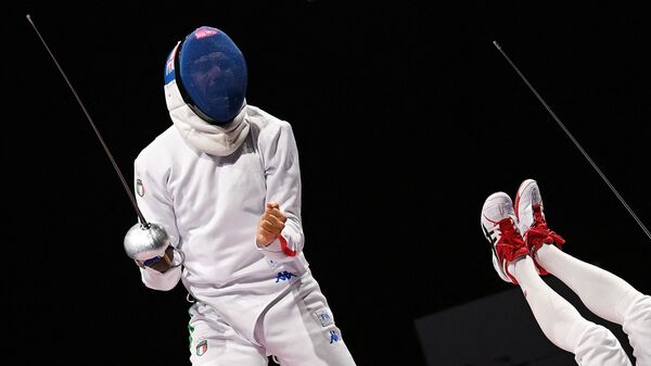 Kiếm sĩ Ý Enrico Garozzo phản ứng trước cú ngã của Koki Kano (Nhật Bản) trong trận đấu kiếm vòng loại cá nhân nam tại Thế vận hội Tokyo 2020 - Sputnik Việt Nam