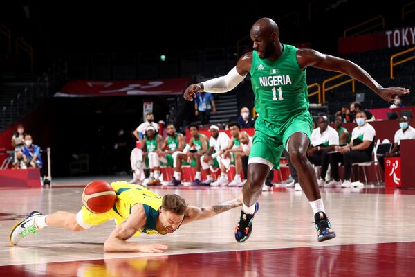 Vận động viên Australia Nathan Sobey bị ngã trong cuộc giành bóng với Obi Emegano (Nigeria) tại Thế vận hội Olympic 2020 ở Tokyo - Sputnik Việt Nam